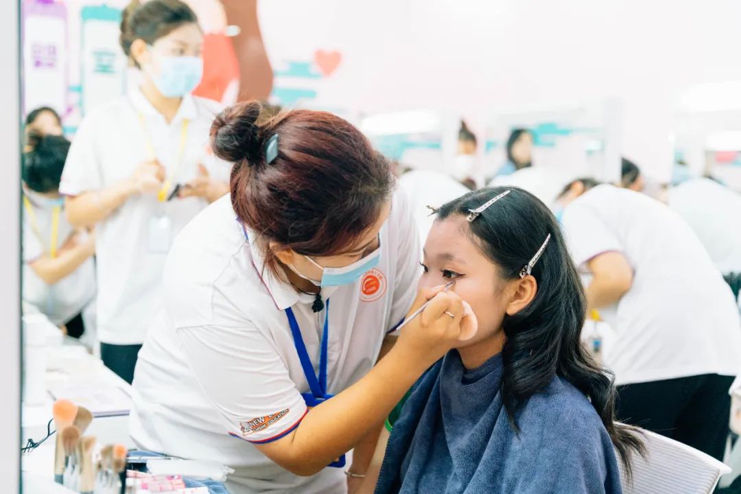 学美容化妆形象设计，来河北新东方烹饪技工学校，解锁专业未来！